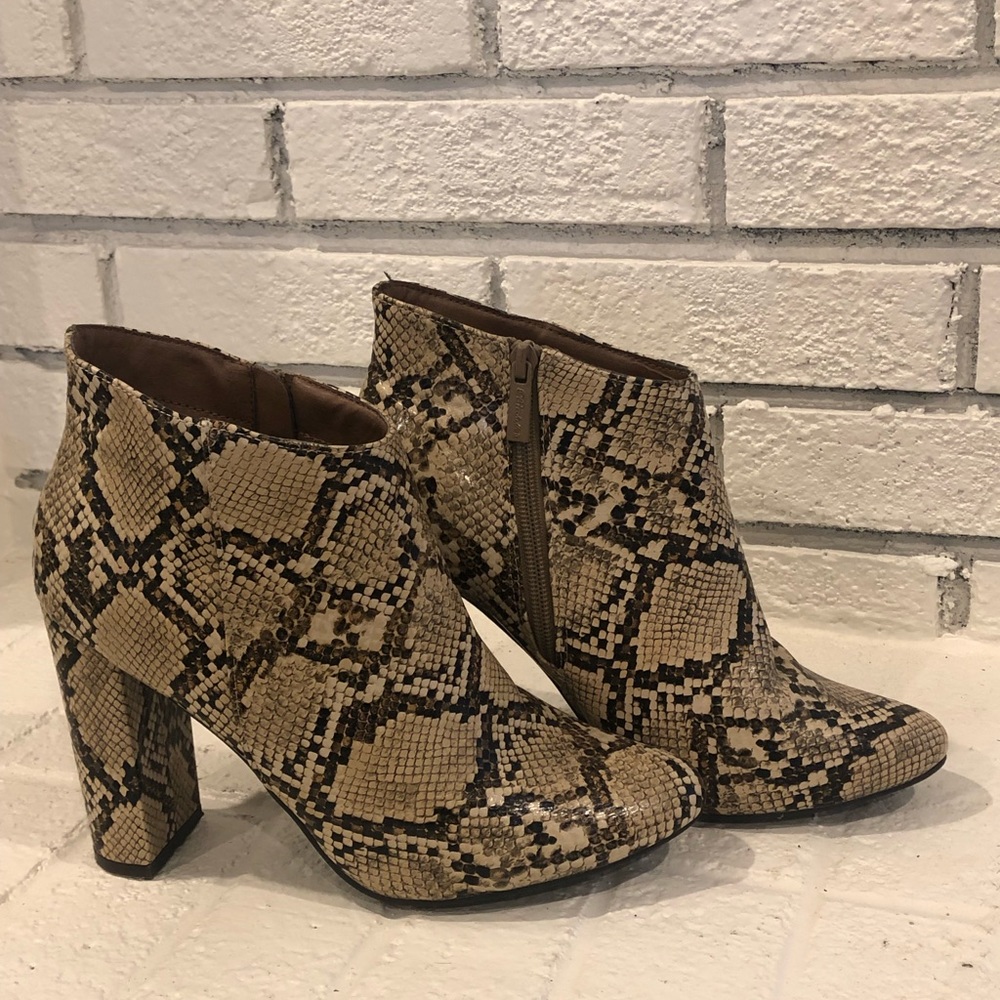Breckelle’s snake skin booties size 9